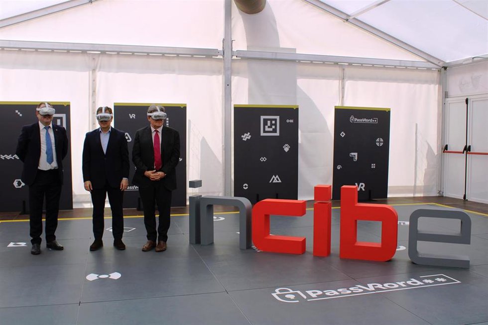 Visita del ministro para la Transformación Digital y de la Función Pública, José Luis Escrivá, al proyecto #ExperienciaINCIBE en Albacete.