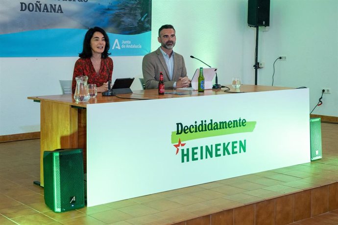 El consejero de Sostenibilidad, Medio Ambiente y Economía Azul, Ramón Fernández-Pacheco, (D) con la directora de Asuntos Corporativos de Heineken España, Carmen Ponce,(I) intervienen durante  la firma de la renovación del acuerdo