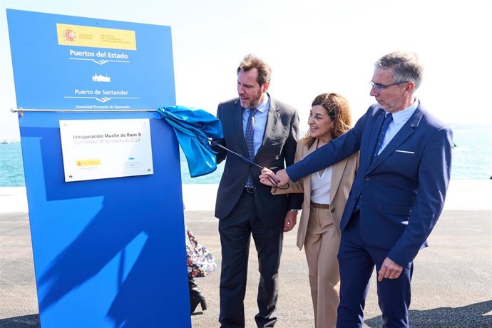 El ministro de Transportes, Óscar Puente; la presidenta de Cantabria, María José Sáenz de Buruaga, y el presidente del Puerto de Santander, César Díaz, inauguran el muelle de Raos 9