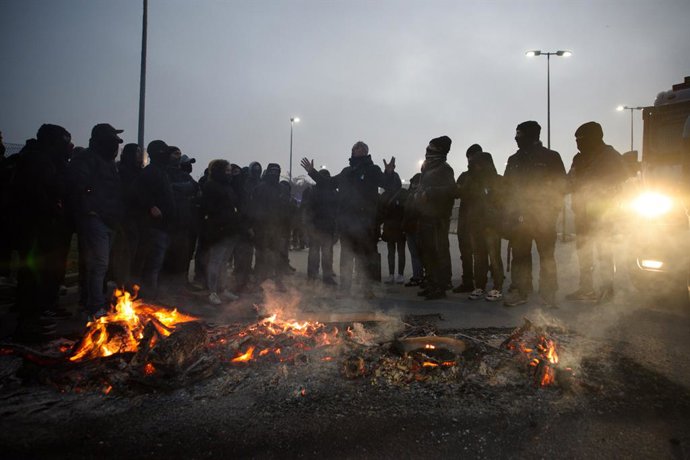 Els funcionaris de presons  se concentren a l'entrada al centre penitenciari de Quatre Camins (Barcelona)