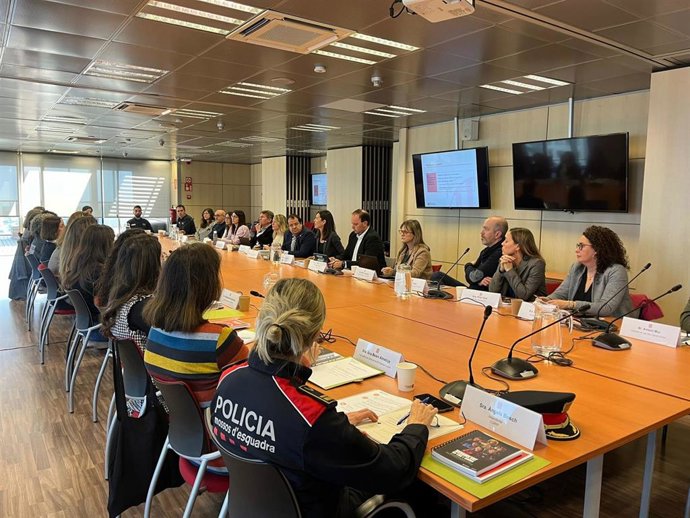 El conseller  de Interior de la Generalitat, Joan Ignasi Elena, preside la constitución de la Comisión de Igualdad del departamento