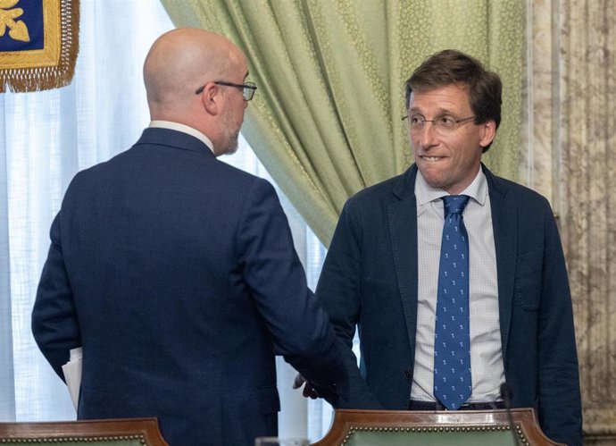 El alcalde de Madrid, José Luis Martínez-Almeida (d), junto al delegado del Gobierno en la región, Francisco Martín (i), a su salida del Consejo y la Junta Local de Seguridad de la ciudad de Madrid en la delegación del Gobierno en Madrid, a 18 de marzo 