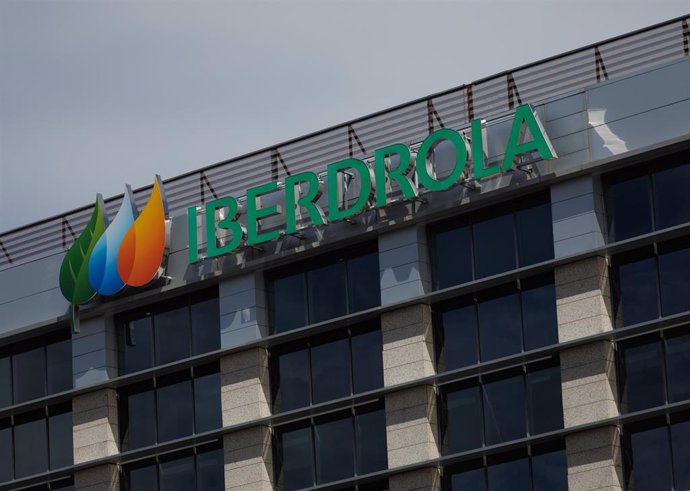 Archivo - Fachada de la sede de Iberdrola, a 31 de marzo de 2023, en Madrid (España). Energías Renovables Ibermap, la 'joint venture' creada en 2021 por Mapfre e Iberdrola para coinvertir en energías limpia, ha alcanzado los 445 megavatios (MW) en cartera