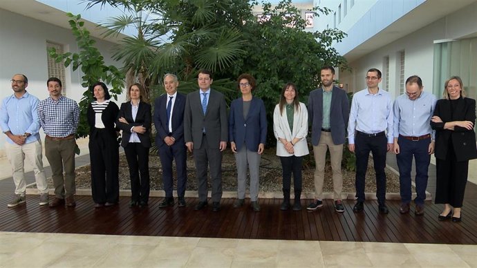 Mañueco junto a la Consejera de Educación, Lucas, rector de la UVA e investigadores ERC.