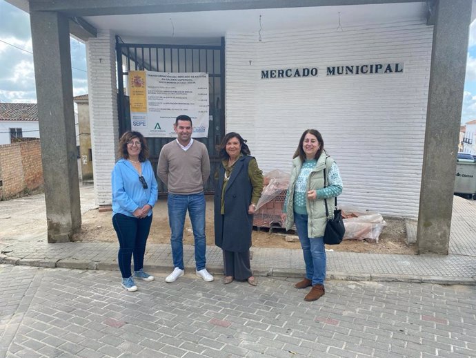 LA delegada en su visita a Santa Bárbara de Casa (Huelva).