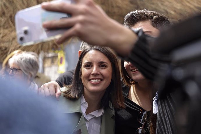 La secretaría Política de Podemos y candidata a las elecciones europeas, Irene Montero, se hace una foto durante su visita a las Fallas, a 18 de marzo de 2024, en Valencia, Comunidad Valenciana (España). Irene Montero es la candidata de Unidas Podemos a