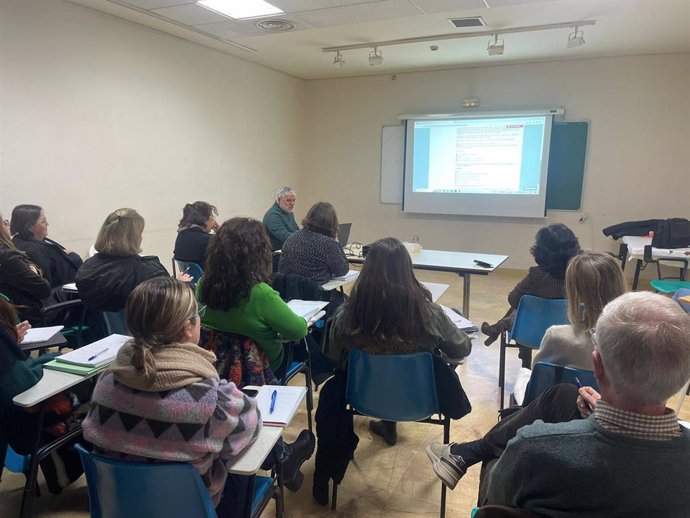 Jornada de formación destinada a los profesionales encargados de prestar en Huelva el servicio de atención telefónica y telemática de apoyo a las víctimas de violencia machista (Atempro).