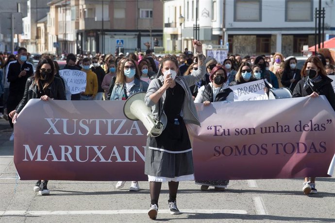Archivo - Varias mujeres participan en una manifestación en apoyo a las 87 mujeres que en 2019 fueron grabadas “sin autorización”, a 4 de abriil de 2021, en San Cibrao, Lugo