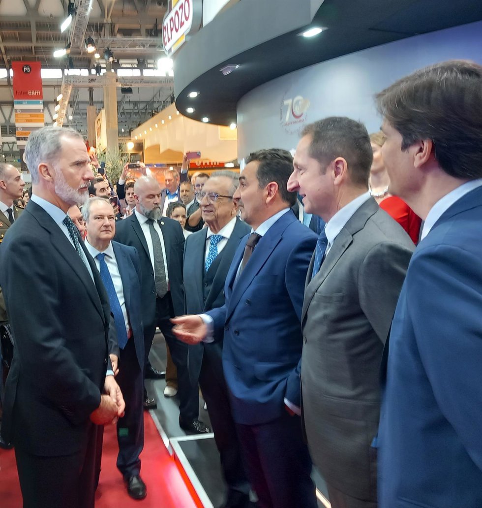 Su majestad el Rey, Felipe VI saluda a la dirección de la compañía, a su presidente, Tomás Fuertes, al director general, Rafael Fuertes, al director comercial de productos elaborados, José Andrés Alarcón y al director de Exportación Gilberto Sánchez.