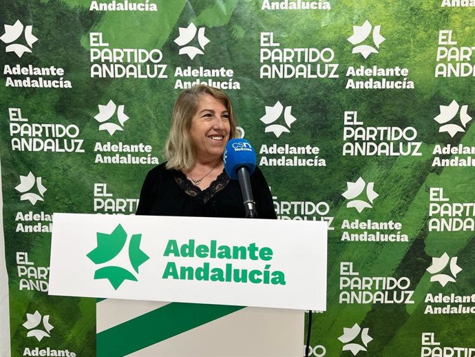 La responsable de Organización de Adelante Andalucía, Mari García, este lunes en rueda de prensa en Sevilla.