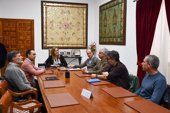 Archivo - Reunión de Andújar con arqueólogos de la US para retomar los trabajos en el yacimiento púnico-fenicio.