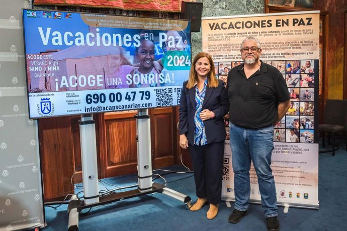 La consejera de Acción Social del Cabildo de Tenerife, Águeda Fumero, y el presidente de ACAPS y coordinador del programa 'Vacaciones en Paz' en Canarias, Alberto Negrín