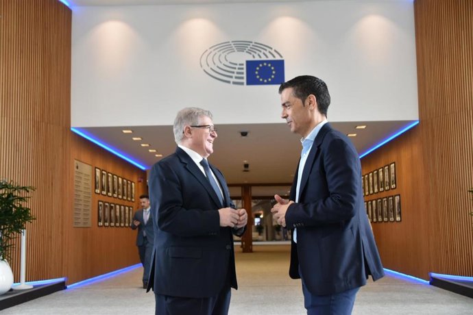 Vélez, acompañado por Ros, durante su visita al Parlamento Europeo