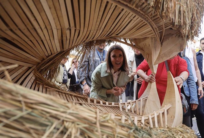 La secretaría Política de Podemos y candidata a las elecciones europeas, Irene Montero, durante su visita a las Fallas, a 18 de marzo de 2024, en Valencia, Comunidad Valenciana (España). Irene Montero es la candidata de Unidas Podemos a las elecciones e