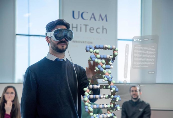 Instante de una sesión formativa en el UCAM HiTech, usando las Vision Pro de Apple para tocar el ADN.