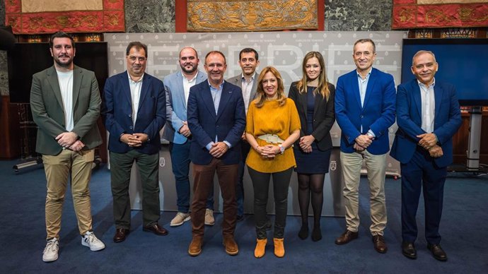 La presidenta del Cabildo de Tenerife, Rosa Dávila, y el presidente del Cabildo de La Palma, Sergio Rodríguez, junto a representantes de ambas corporaciones insulares