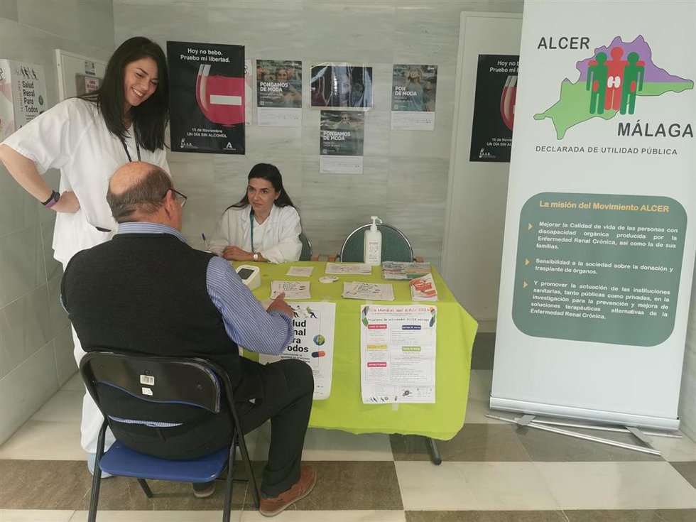 La unidad de Nefrología del Hospital Universitario Costa del Sol realiza una campaña para informar y concienciar de la importancia de la enfermedad renal crónica