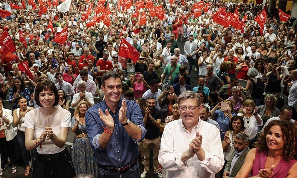 Archivo - (I-D) La ministra de Ciencia e Innovación, Diana Morant; el presidente del Gobierno de España, Pedro Sánchez; el expresidente de la Generalitat valenciana, Ximo Puig; y la ministra de Hacienda y Función Pública, María Jesús Montero. 