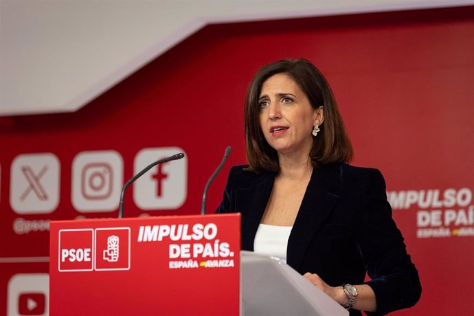La portavoz del PSOE, Esther Peña, en una rueda de prensa en Ferraz.