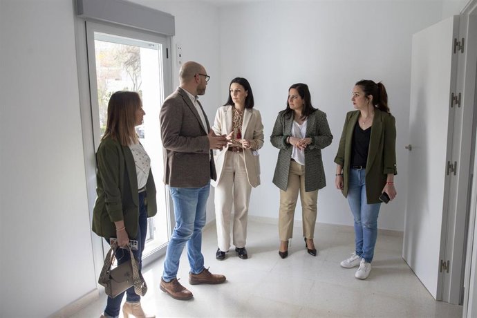 La vicepresidenta segunda de la institución provincial y delegada de Presidencia, Gobierno Interior y Vivienda, Marta Siles (centro), visita las nuevas viviendas en Carcabuey.