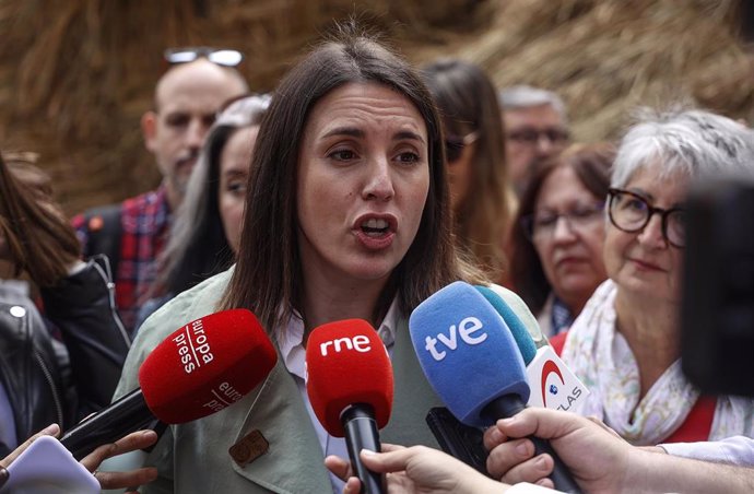 La candidata de Podemos a las elecciones europeas, Irene Montero, ha asegurado este lunes en su visita a las Fallas de Valencia que en el actual Gobierno "solamente manda Pedro Sánchez" .