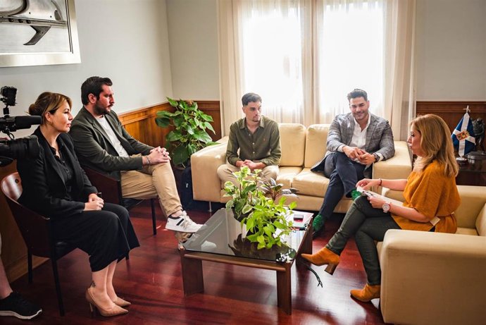 La presidenta del Cabildo de Tenerife, Rosa Dávila (d), en una reunión con la AJE