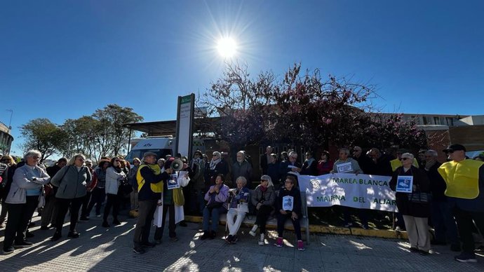 Concentración en el centro de salud de Ciudad Expo en demanda de mejoras en la atención sanitaria de Mairena