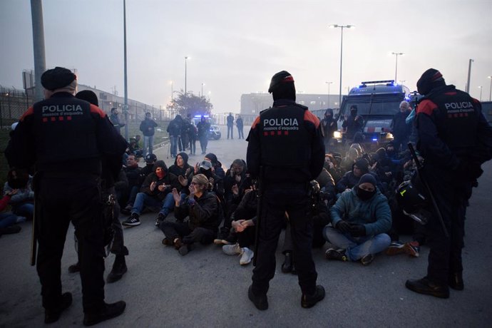 Tall dels funcionaris de presons davant l'accés a la presó de Quatre Camins