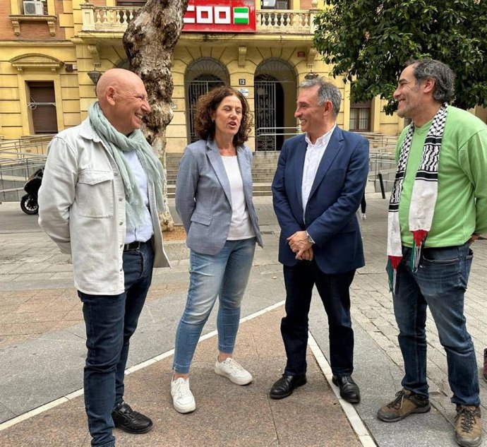 Santiago (2 dcha.), con responsables de CCOO y de IU ante la sede del sindicato en Córdoba.