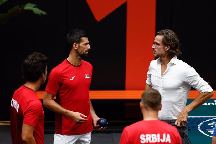 Archivo - Feliciano López charla con Novak Djokovic durante la Fase de Grupos de las Finales de la Copa Davis 2023 en Valencia