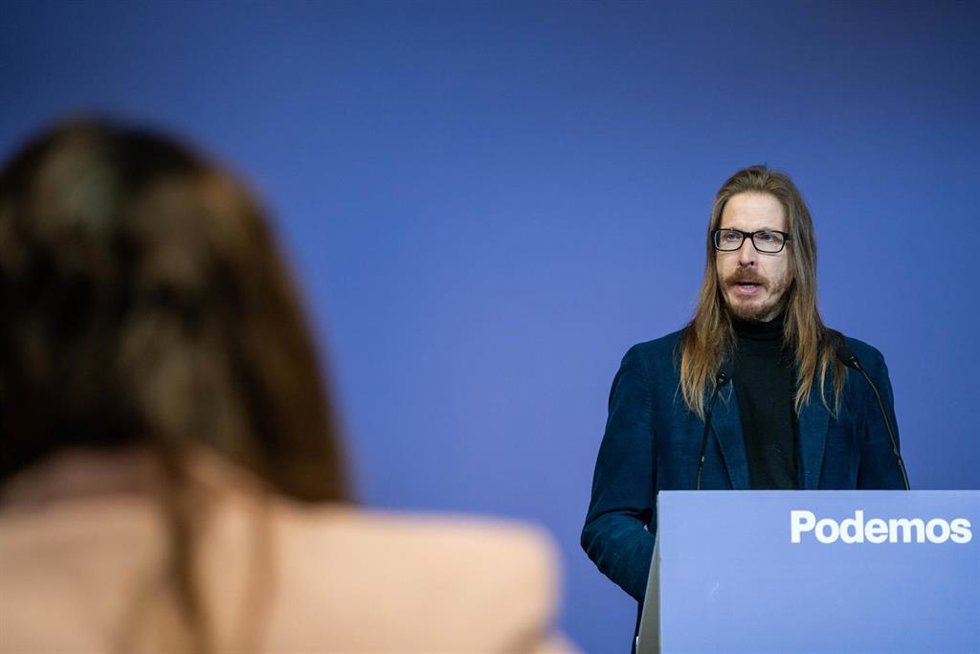 El secretario de Organización y portavoz de Podemos, Pablo Fernández, durante una rueda de prensa, en la sede de Podemos, a 19 de febrero de 2024, en Madrid (España).