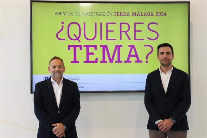 El diputado de Educación y Juventud, José Santaolalla, junto al vicerrector de Estudiantes, Empleabilidad y Emprendimiento de la UMA, Juan Carlos Rubio, informan de los premios Terra Málaga
