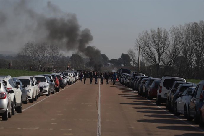 Ruedas quemadas en el acceso a la cárcel de Lledoners, a 18 de marzo de 2024, en Sant Joan de Vilatorrada, Barcelona, Catalunya (España).