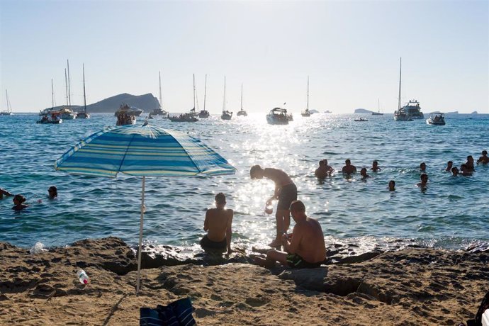 Archivo - Bañistas disfrutan en la Cala Conta, a 9 de agosto de 2022, en Ibiza, Baleares (España). La Cala Conta está formada por finas y nacaradas arenas y aguas de un intenso color turquesa. Un entorno natural que la convierte en una de las mejores pl