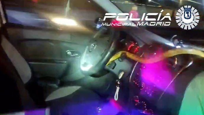 Una gran serpiente se cuela en un coche y sorprende a su conductora cuando circulaba por la A-4