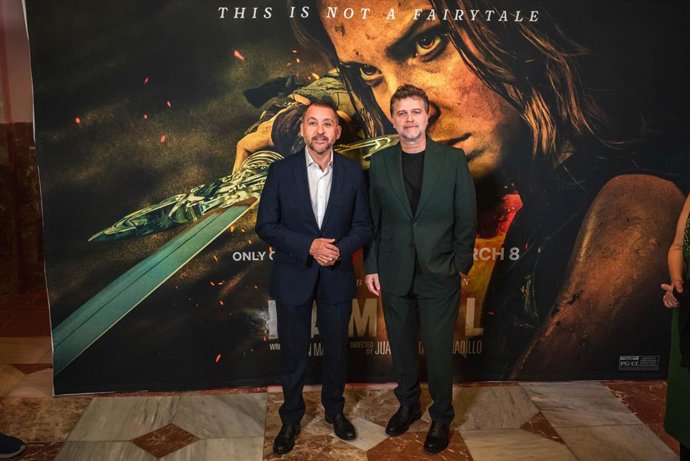 El alcalde de Santa Cruz de Tenerife, José Manuel Bermúdez, y el director Juan Carlos Fresnadillo en el estreno de 'Damsel'