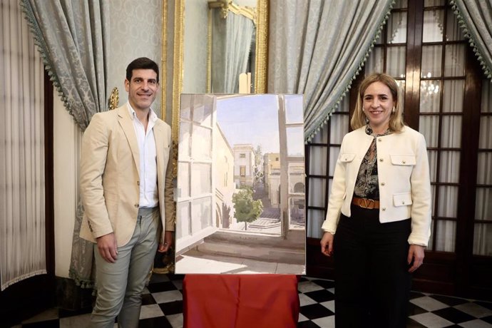 La presidenta de la Diputación de Cádiz, Almudena Martínez, junto al pintor jerezano, Eduardo Millán, presentando el cuadro para el Día de la Provincia.