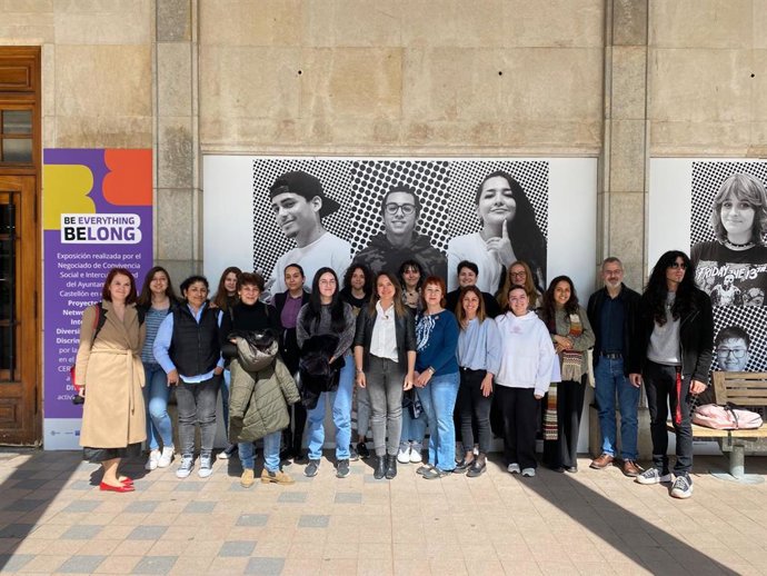 Exposición Be Everything - Belong del Negociado de Convivencia Social e Interculturalidad del Ayuntamiento de Castellón ubicada en la plaza Santa Clara.