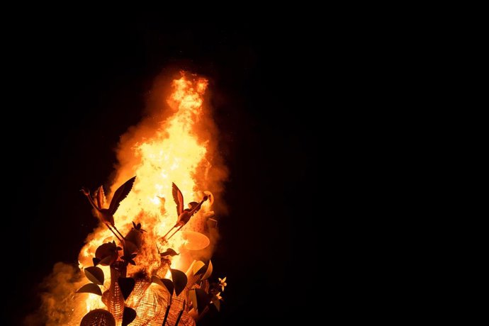 Archivo - Arxiu - El foc durant la crem (arxiu)