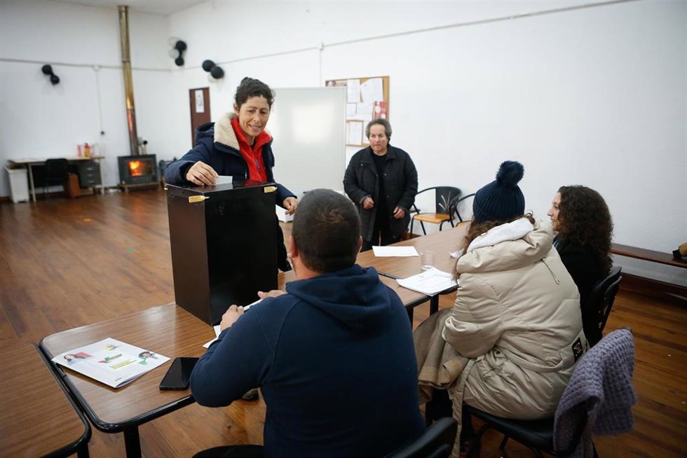 Una mujer ejerce su derecho a voto durante las votaciones a las elecciones parlamentarias de Portugal, en la Junta de Freguesia de Covas do Barroso