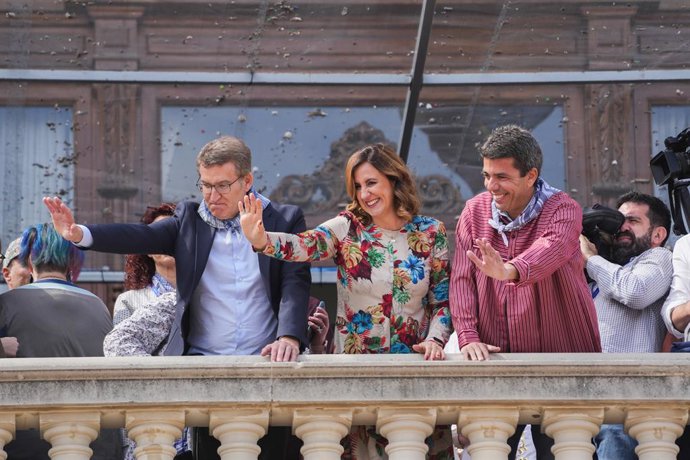 El president del PP, Alberto Núñez Feijóo; l'alcaldessa de Valncia, María José Catalá, i el president de la Generalitat Valenciana, Carlos Mazón, en la penúltima masclet de les Falles 2024.