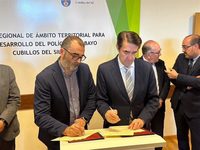 Imagen de la firma del protocolo entre la Junta de Castilla y León y el municipio de Cubillos del Sil.