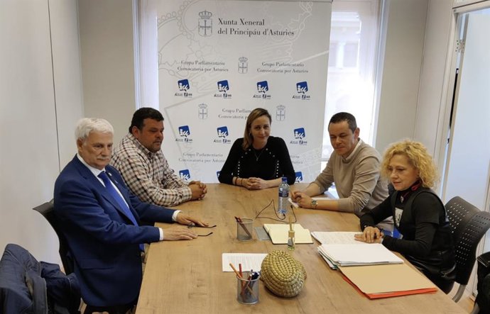 La diputada de IU, Delia Campomanes, se reune con pescadores asturianos.