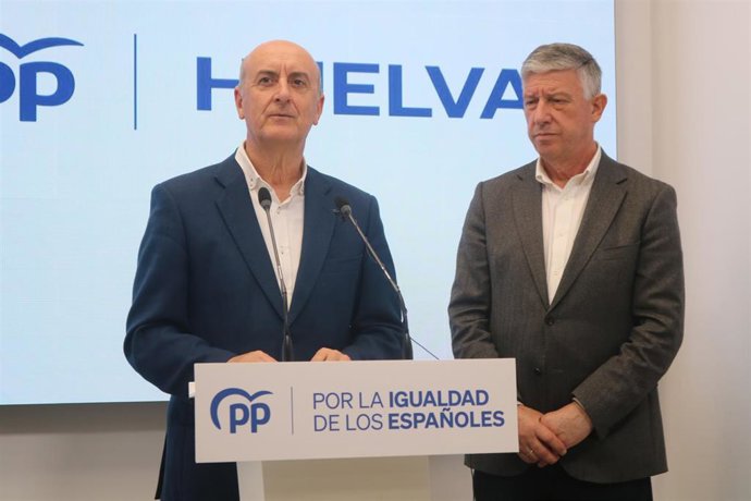 Los senadores del Partido Popular de la provincia de Huelva, Juan Manuel González y Carmelo Romero, en rueda de prensa.