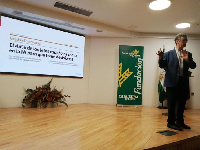 Ciclo de Conferencias de Empresa Familiar de la UHU, organizada por Caja Rural del Sur.