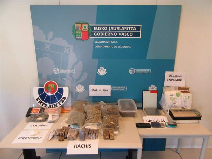 Droga y material inacutados en la operación antidroga de la Ertzaintza
