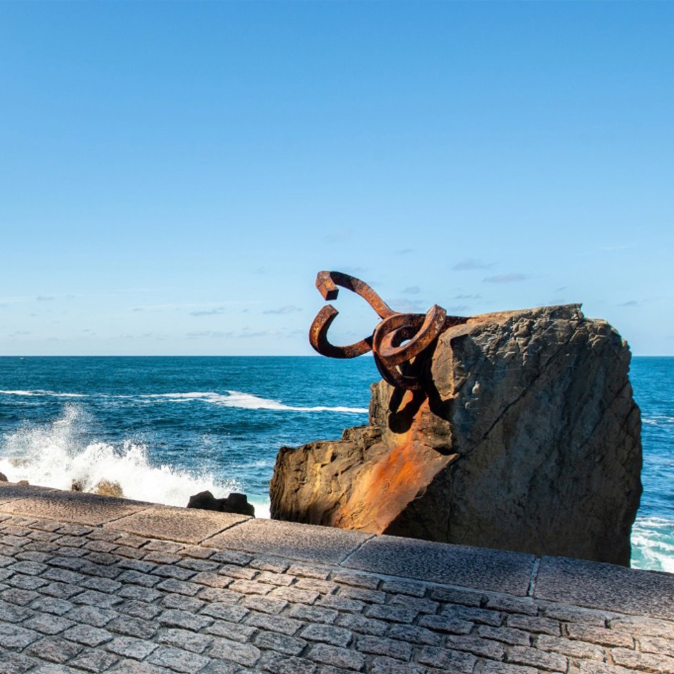 Turespaña conmemora el centenario del nacimiento del escultor Chillida con una campaña de publicadad en redes sociales.