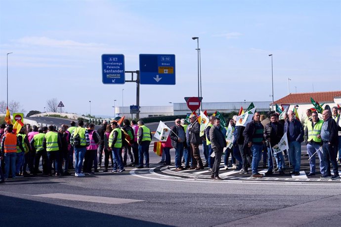 Agricultores y ganaderos de Castilla y León protestan en el Puerto de Santander