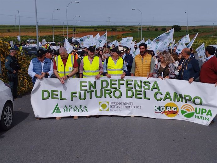 Imagen de la movilización este lunes de agricultores y ganaderos de Huelva.