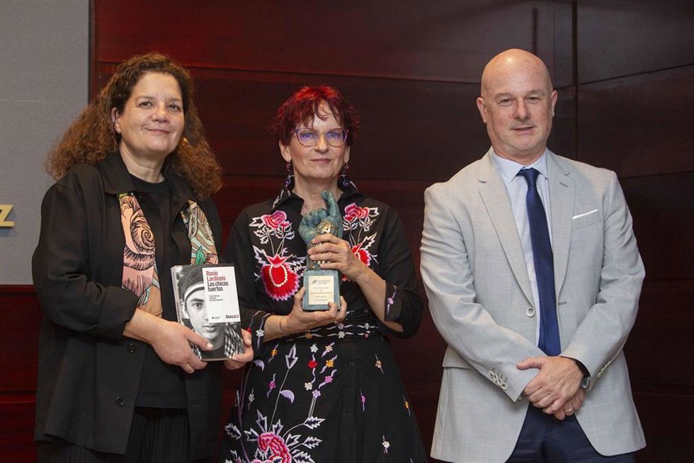 Rocío Lardinois con el XXIV Premio Fundación Unicaja de Novela Fernando Quiñones.